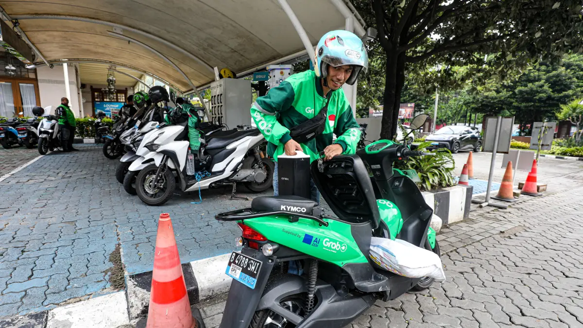 Warga mengisi daya kendaraan listrik di Stasiun Pengisian Kendaraan Listrik Umum (SPKLU) PLN di Jakarta, Sabtu (2/5/2026). (Salman Toyibi/Jawa Pos)