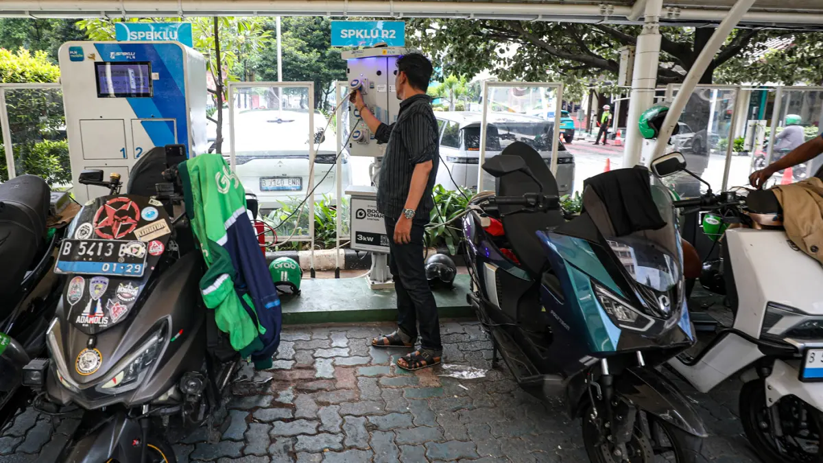 Warga mengisi daya kendaraan listrik di Stasiun Pengisian Kendaraan Listrik Umum (SPKLU) PLN di Jakarta, Sabtu (2/5/2026).(Salman Toyibi/Jawa Pos)