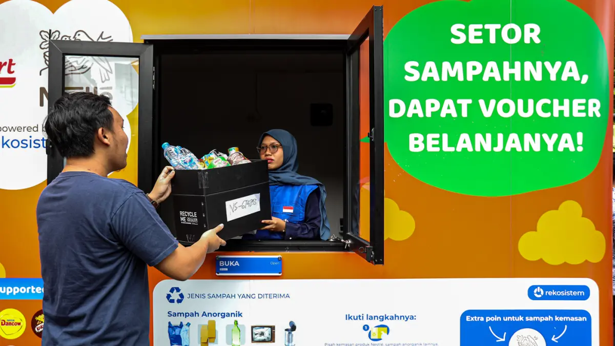 Warga menyetorkan sampah rumah tangga anorganik untuk ditukarkan dengan poin belanja di Waste Station Nestle, Alfamart Jagakarsa, Jakarta, Rabu (6/5/2026). (Salman Toyibi/Jawa Pos)