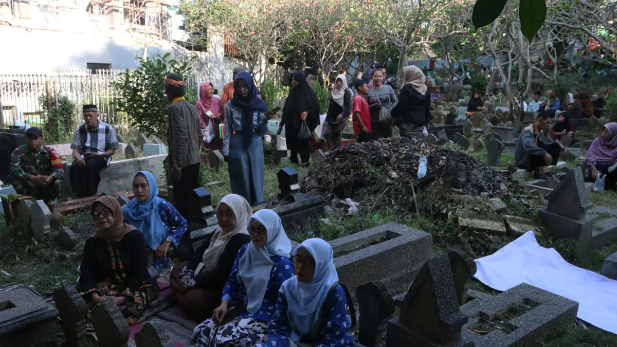 Lurah Gisikdrono Sandy Inderawan bersama istri, Damara Wibowo, mengenakan kostum pewayangan Rama dan Sinta saat memimpin kirab budaya apitan di Kelurahan Gisikdrono, Kecamatan Semarang Barat, Kamis (7/5/2026). (Nur Chamim/Jawa Pos Radar Semarang)