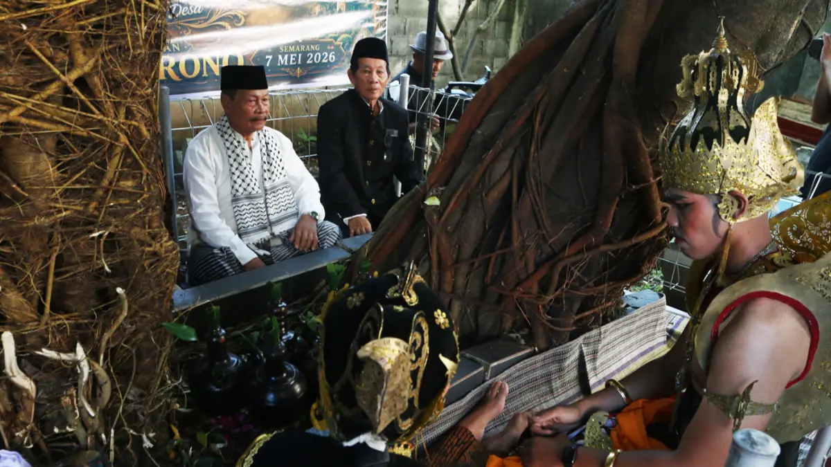 Lurah Gisikdrono Sandy Inderawan bersama istri, Damara Wibowo, mengenakan kostum pewayangan Rama dan Sinta saat memimpin kirab budaya apitan di Kelurahan Gisikdrono, Kecamatan Semarang Barat, Kamis (7/5/2026). (Nur Chamim/Jawa Pos Radar Semarang)