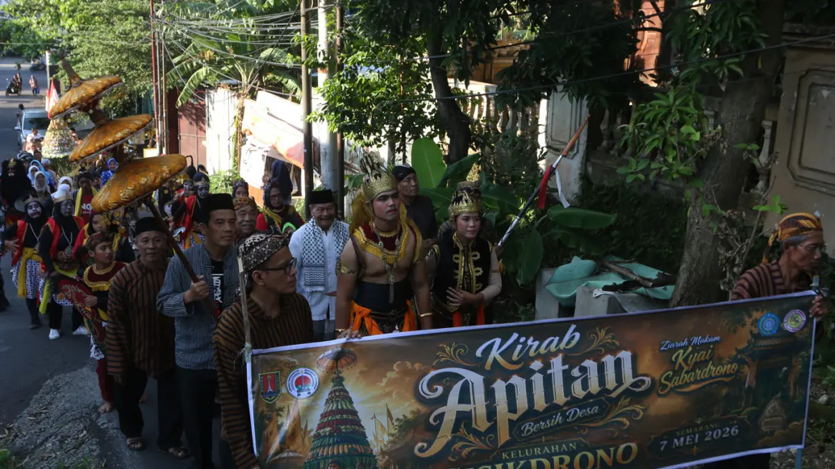 Lurah Gisikdrono Sandy Inderawan bersama istri, Damara Wibowo, mengenakan kostum pewayangan Rama dan Sinta saat memimpin kirab budaya apitan di Kelurahan Gisikdrono, Kecamatan Semarang Barat, Kamis (7/5/2026). (Nur Chamim/Jawa Pos Radar Semarang)