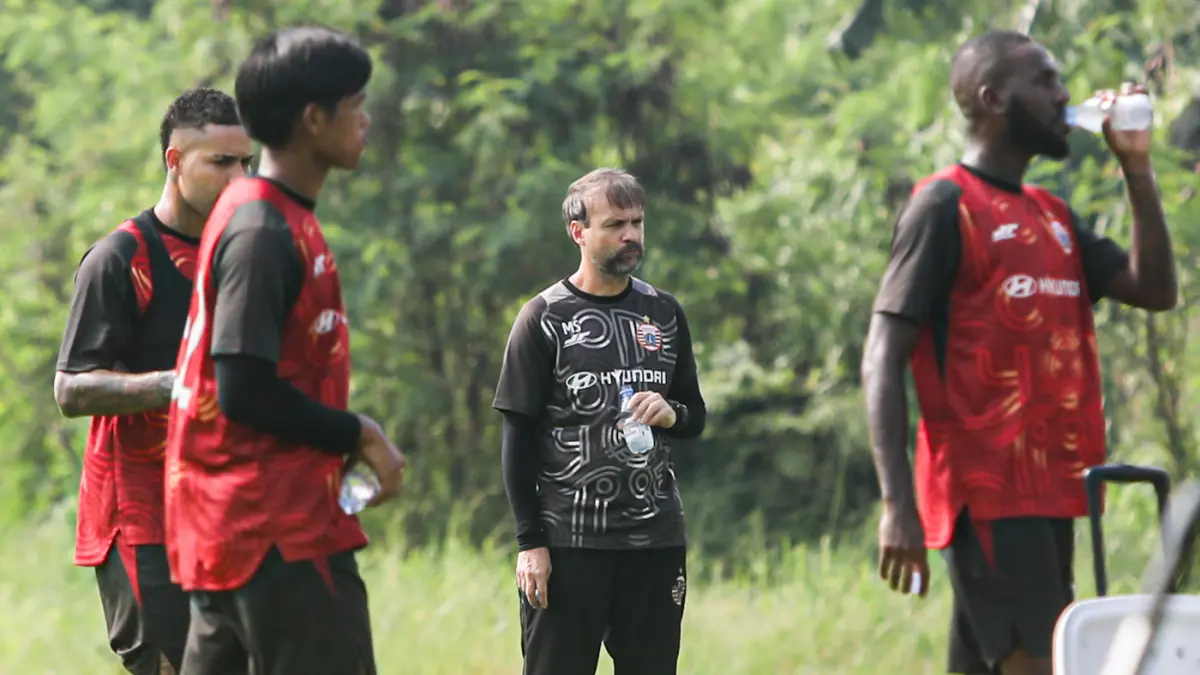 Pelatih Persija Jakarta Mauricio Ferreira De Souza memimpin sesi latihan terbuka di Sawangan, Depok, Jawa Barat, Kamis (7/5/2026). (Salman Toyibi/Jawa Pos)