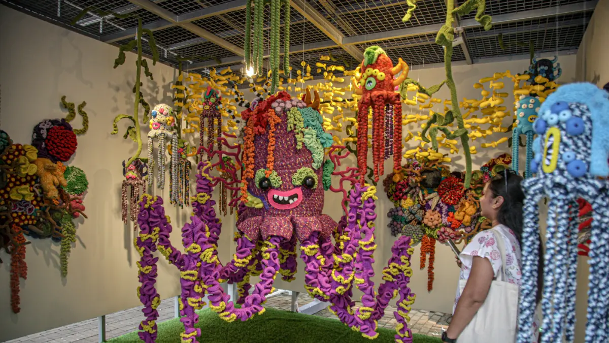 Pengunjung melihat karya Sugiri Wilim berjudul Mandi Kembang di Art Jakarta Gardens 2026, di Hutan Kota by Plataran, Jakarta, Jumat (08/05/2026). (Hanung Hambara/Jawa Pos)