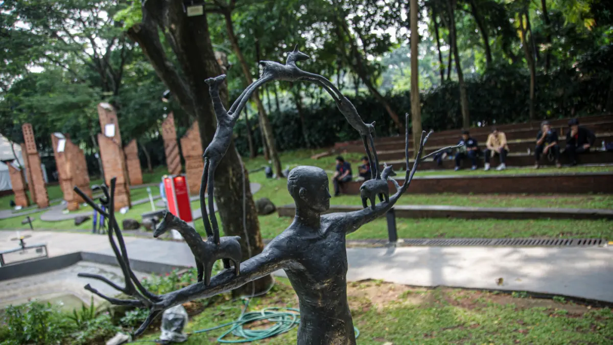 Pengunjung melihat karya Sugiri Wilim berjudul Mandi Kembang di Art Jakarta Gardens 2026, di Hutan Kota by Plataran, Jakarta, Jumat (08/05/2026). (Hanung Hambara/Jawa Pos)