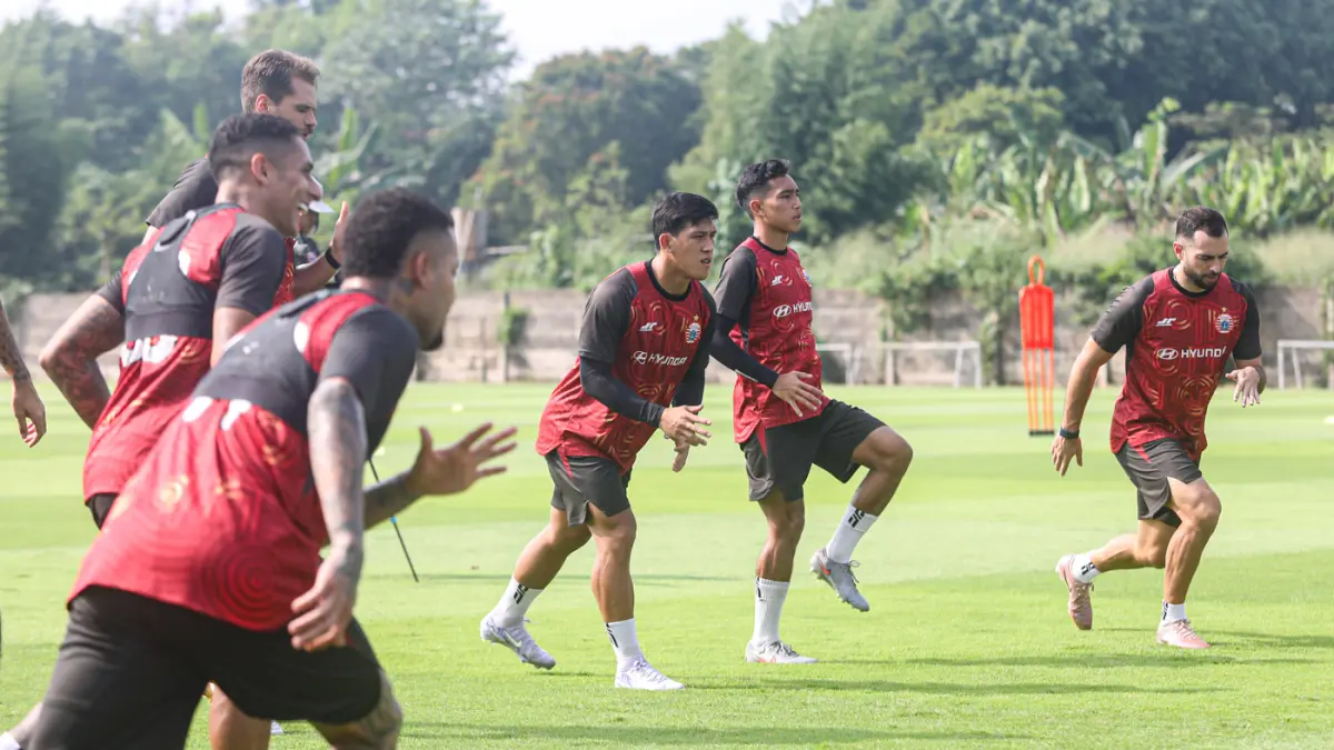 Sejumlah pemain Persija Jakarta mengikuti latihan terbuka di Sawangan, Depok, Jawa Barat, Kamis (7/5/2026). (Salman Toyibi/Jawa Pos)