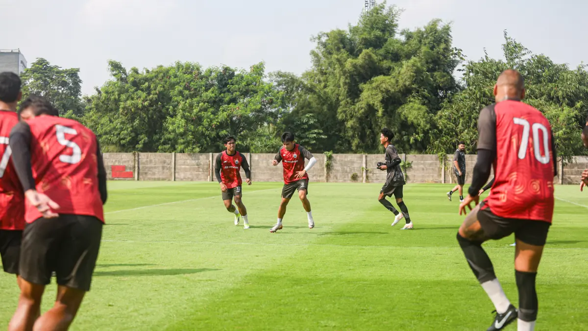 Sejumlah pemain Persija Jakarta mengikuti latihan terbuka di Sawangan, Depok, Jawa Barat, Kamis (7/5/2026). (Salman Toyibi/Jawa Pos)