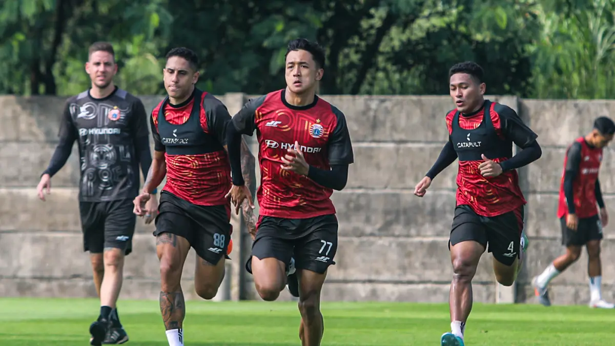 Sejumlah pemain Persija Jakarta mengikuti latihan terbuka di Sawangan, Depok, Jawa Barat, Kamis (7/5/2026). (Salman Toyibi/Jawa Pos)