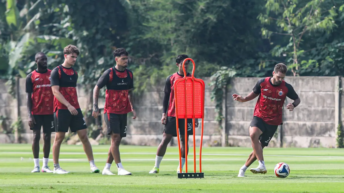 Sejumlah pemain Persija Jakarta mengikuti latihan terbuka di Sawangan, Depok, Jawa Barat, Kamis (7/5/2026). (Salman Toyibi/Jawa Pos)