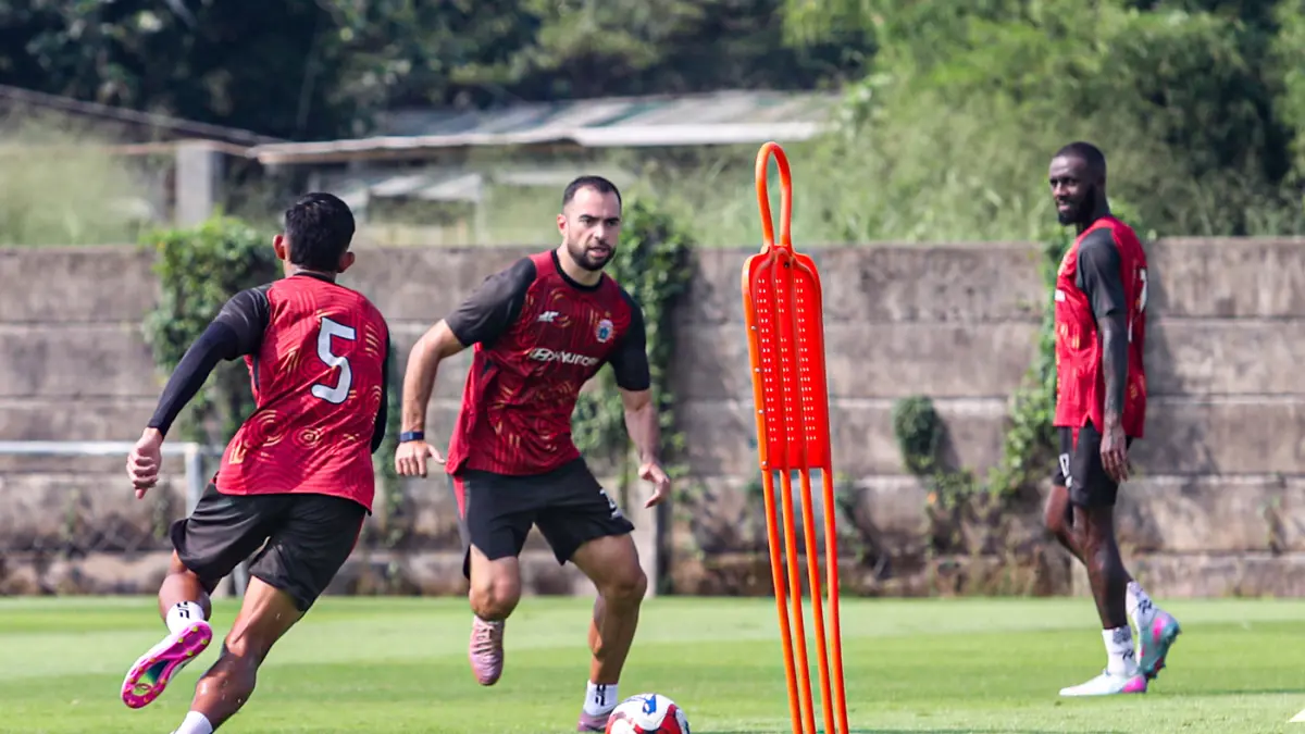 Sejumlah pemain Persija Jakarta mengikuti latihan terbuka di Sawangan, Depok, Jawa Barat, Kamis (7/5/2026). (Salman Toyibi/Jawa Pos)