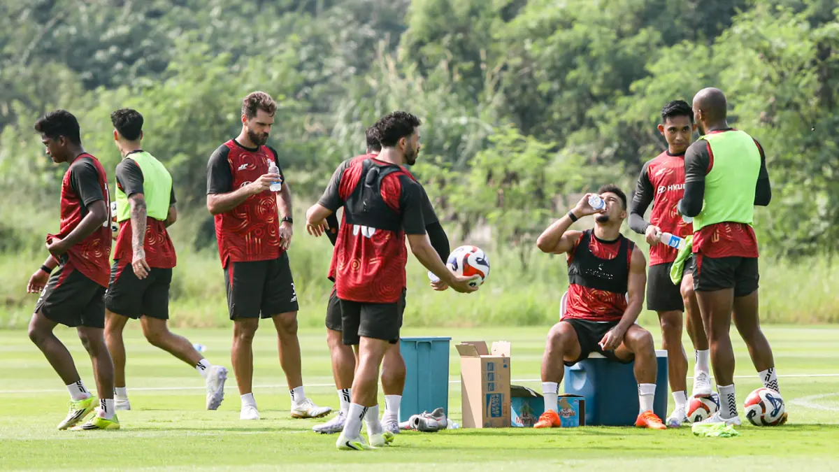 Sejumlah pemain Persija Jakarta mengikuti latihan terbuka di Sawangan, Depok, Jawa Barat, Kamis (7/5/2026). (Salman Toyibi/Jawa Pos)