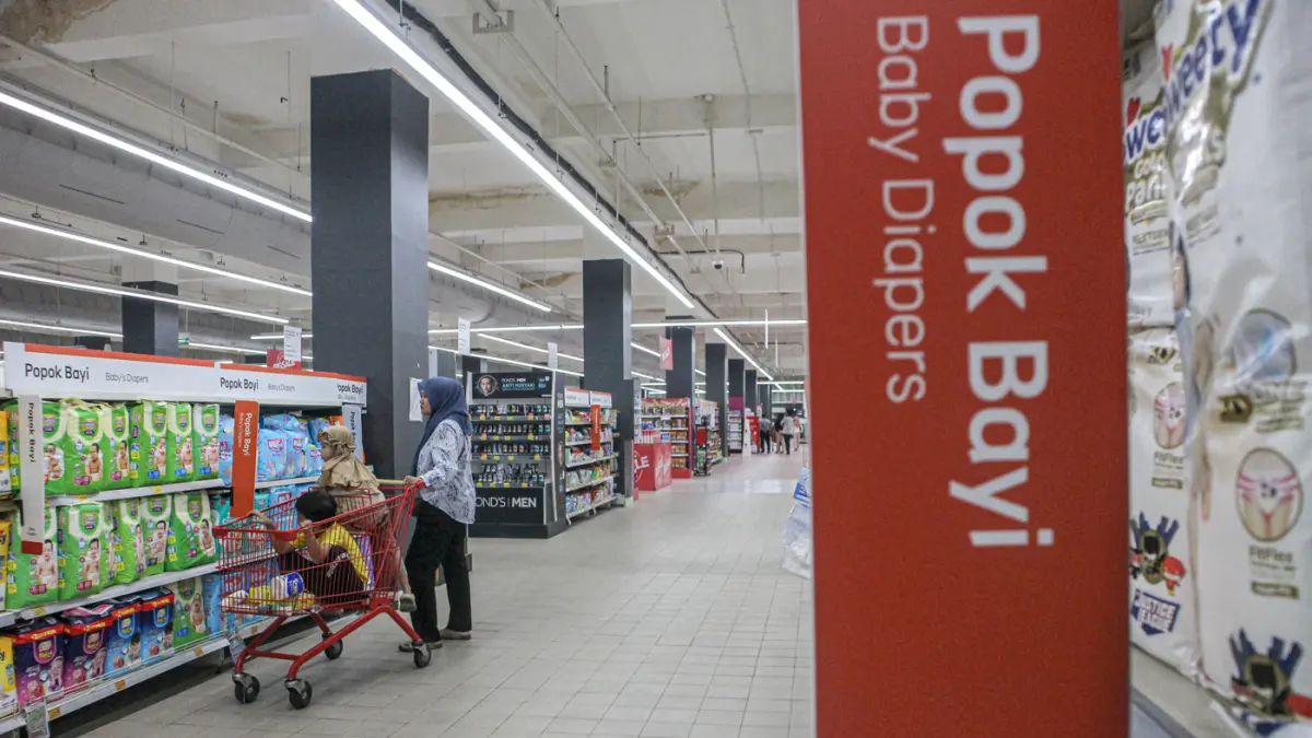 Sejumlah pembeli memilih popok di sebuah pusat perbelanjaan di Jakarta, Jumat (08/05/2026). (Hanung Hambara/Jawa Pos)