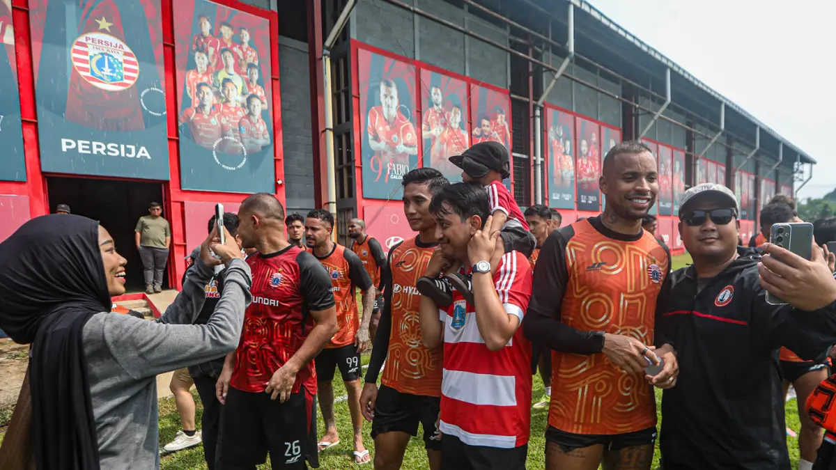 Sejumlah The Jakmania berfoto dengan pemain Persija Jakarta usai memberikan dukungan di Sawangan, Depok, Jawa Barat, Jumat (8/5/2026). (Salman Toyibi/Jawa Pos)