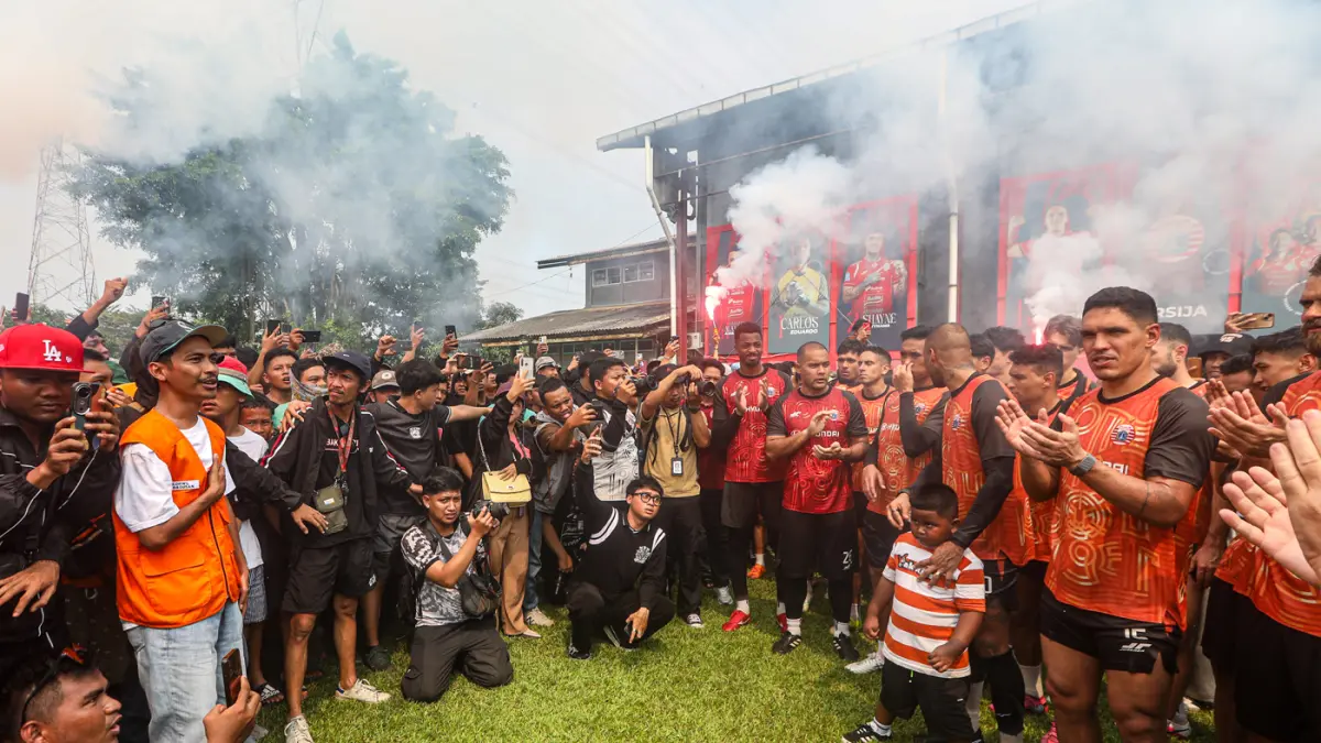 The Jakmania Berikan Dukungan Kepada Para Pemain Persija Jakarta - Image