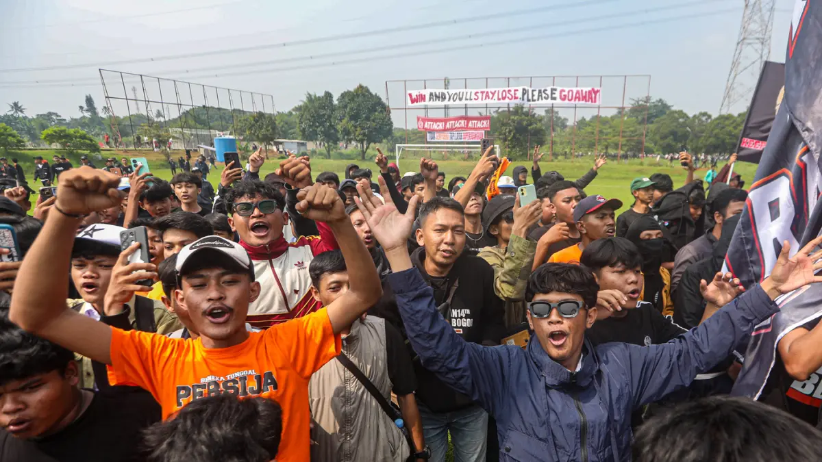 Sejumlah The Jakmania menempelkan spanduk dukungan terhadap pemain Persija Jakarta di Sawangan, Depok, Jawa Barat, Jumat (8/5/2026). (Salman Toyibi/Jawa Pos)