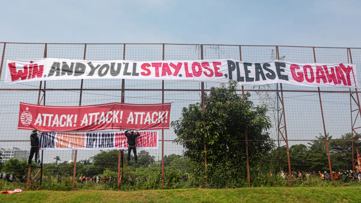 Sejumlah The Jakmania menempelkan spanduk dukungan terhadap pemain Persija Jakarta di Sawangan, Depok, Jawa Barat, Jumat (8/5/2026). (Salman Toyibi/Jawa Pos)
