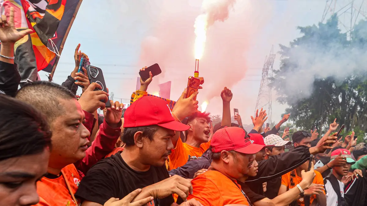 Sejumlah The Jakmania menempelkan spanduk dukungan terhadap pemain Persija Jakarta di Sawangan, Depok, Jawa Barat, Jumat (8/5/2026). (Salman Toyibi/Jawa Pos)
