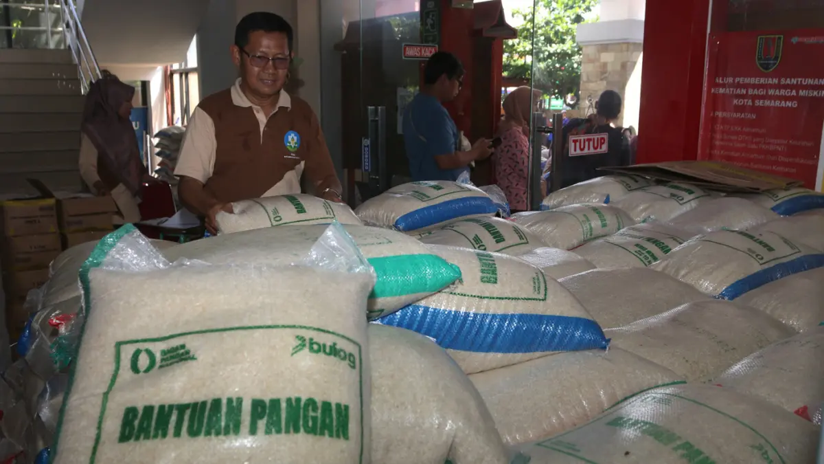 Warga Penerima Bantuan Pangan (PBP) antre untuk menerima bantuan beras dan minyak goreng di Kantor Kelurahan Gemah, Semarang, Jawa Tengah,Jumat (8/5/2026). (Nur Chamim/Jawa Pos Radar Semarang)