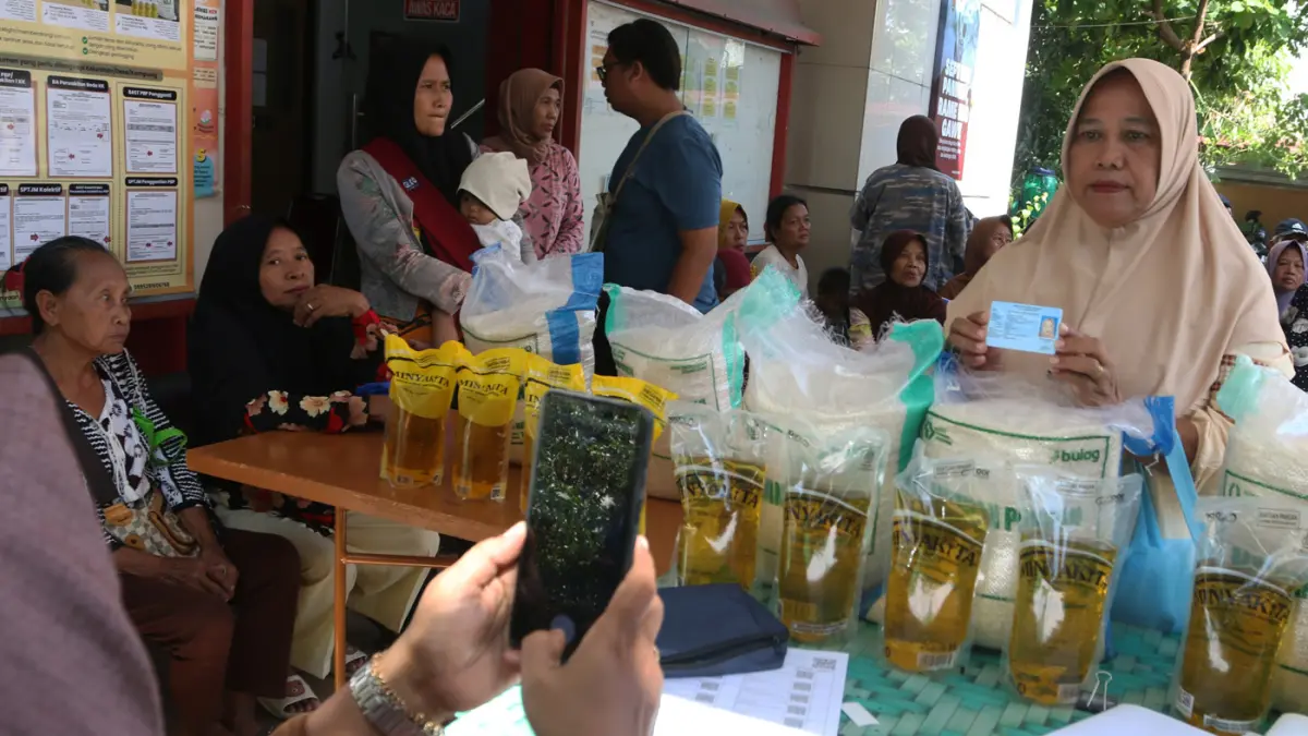 Warga Penerima Bantuan Pangan (PBP) antre untuk menerima bantuan beras dan minyak goreng di Kantor Kelurahan Gemah, Semarang, Jawa Tengah,Jumat (8/5/2026). (Nur Chamim/Jawa Pos Radar Semarang)