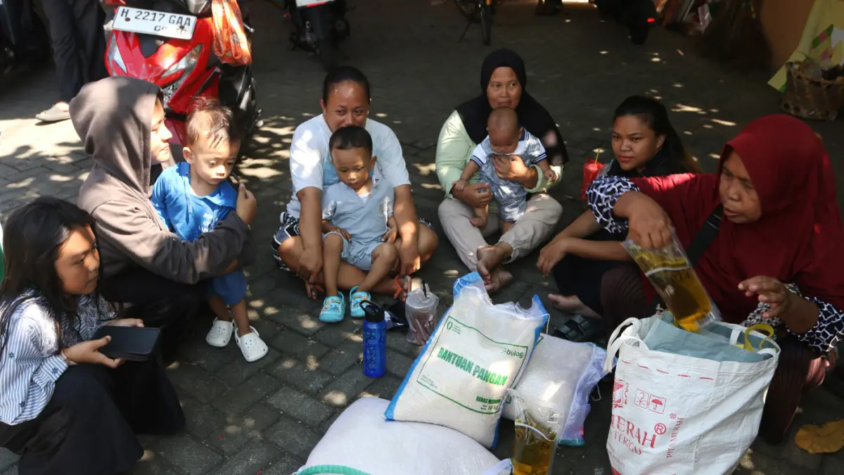 Warga Penerima Bantuan Pangan (PBP) antre untuk menerima bantuan beras dan minyak goreng di Kantor Kelurahan Gemah, Semarang, Jawa Tengah,Jumat (8/5/2026). (Nur Chamim/Jawa Pos Radar Semarang)