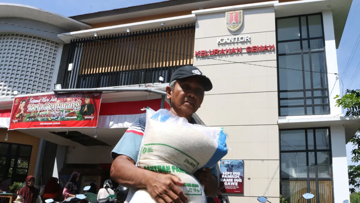 Warga Penerima Bantuan Pangan (PBP) antre untuk menerima bantuan beras dan minyak goreng di Kantor Kelurahan Gemah, Semarang, Jawa Tengah,Jumat (8/5/2026). (Nur Chamim/Jawa Pos Radar Semarang)