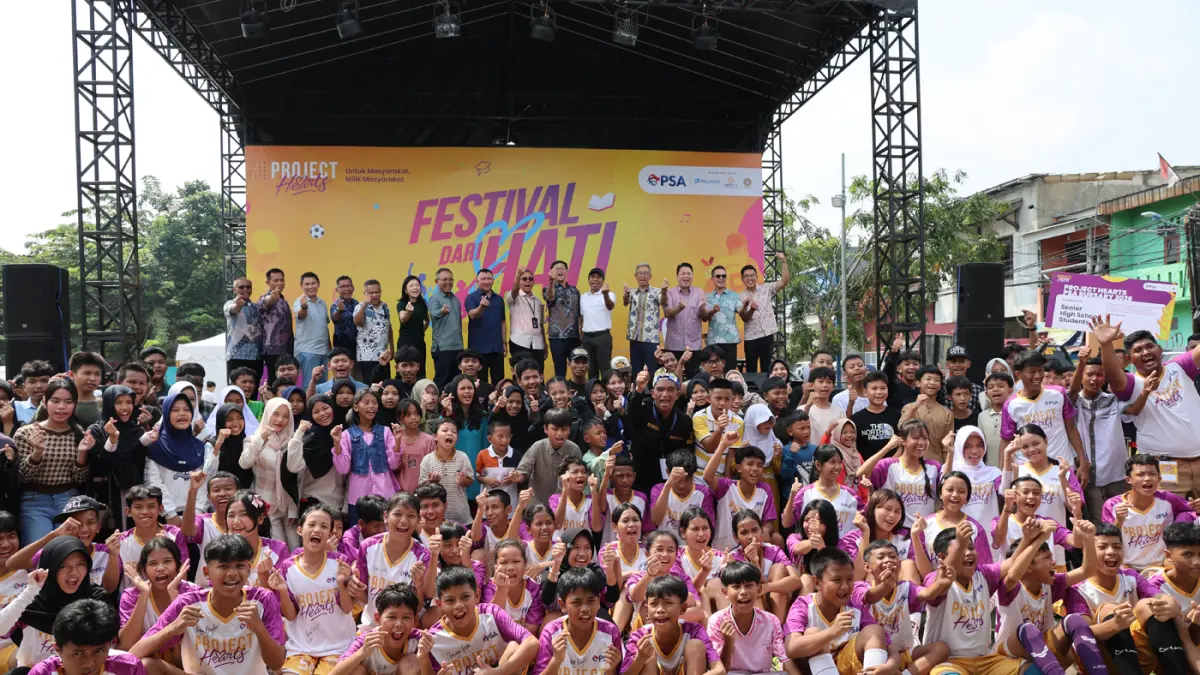 Foto bersama saat kegiatan Project Hearts oleh PSA di Plaza Kalibaru, Sabtu (9/5/2026).