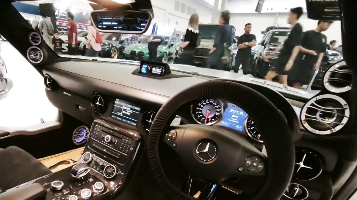 Penampakan interior Mercedes-Benz SLS AMG yang sudah dibekali sistem audio high-end. 