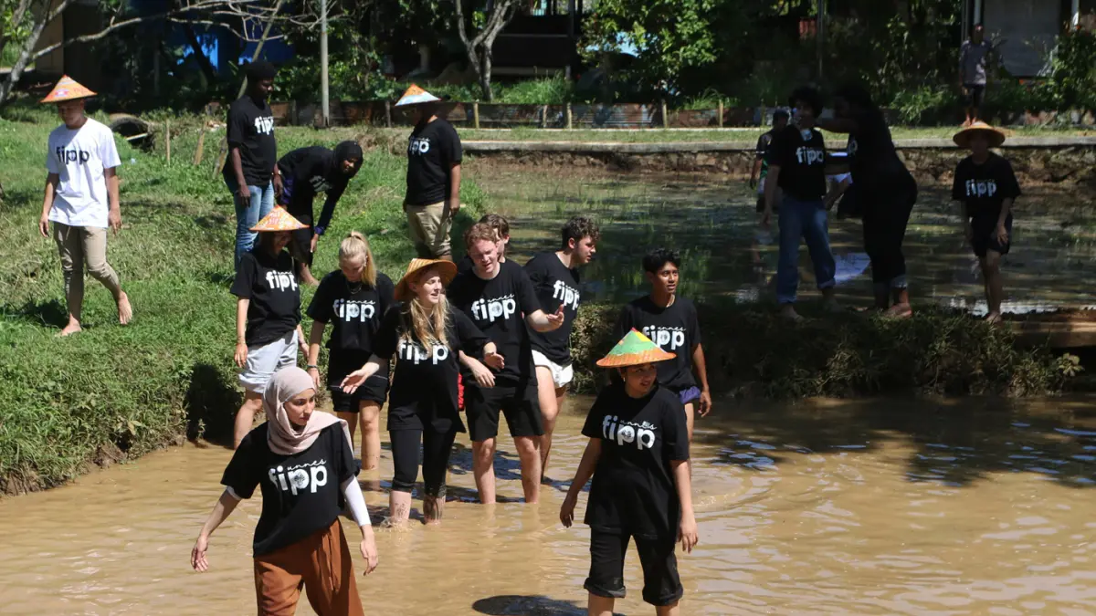 Sejumlah mahasiswa asing melukis caping pada Summer Course UNNES 2026 di desa wisata Kandri, Kota Semarang. (Nur Chamim/Jawa Pos Radar Semarang)