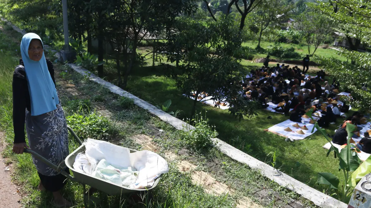 Sejumlah mahasiswa asing melukis caping pada Summer Course UNNES 2026 di desa wisata Kandri, Kota Semarang. (Nur Chamim/Jawa Pos Radar Semarang)