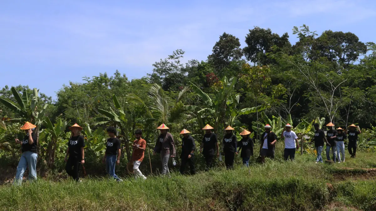 Sejumlah mahasiswa asing melukis caping pada Summer Course UNNES 2026 di desa wisata Kandri, Kota Semarang. (Nur Chamim/Jawa Pos Radar Semarang)