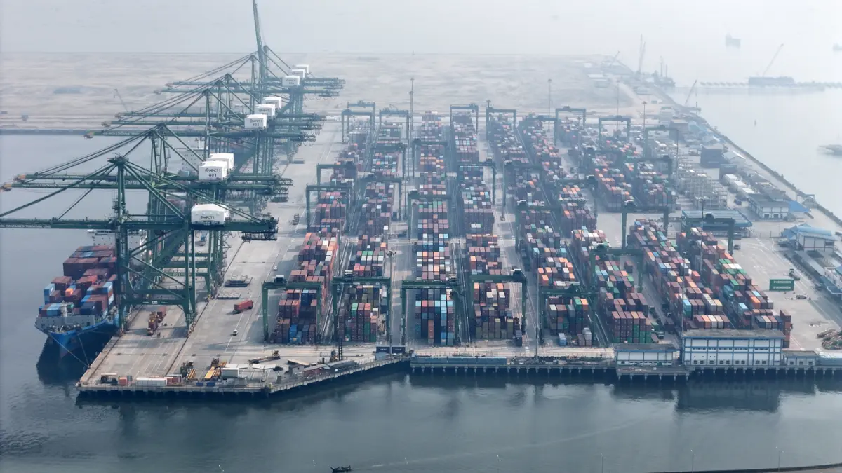 Suasana kawasan terminal peti kemas Kalibaru, Cilincing, Jakarta Utara, Sabtu (10/5/2026). (Dery Ridwansah/ JawaPos.com)