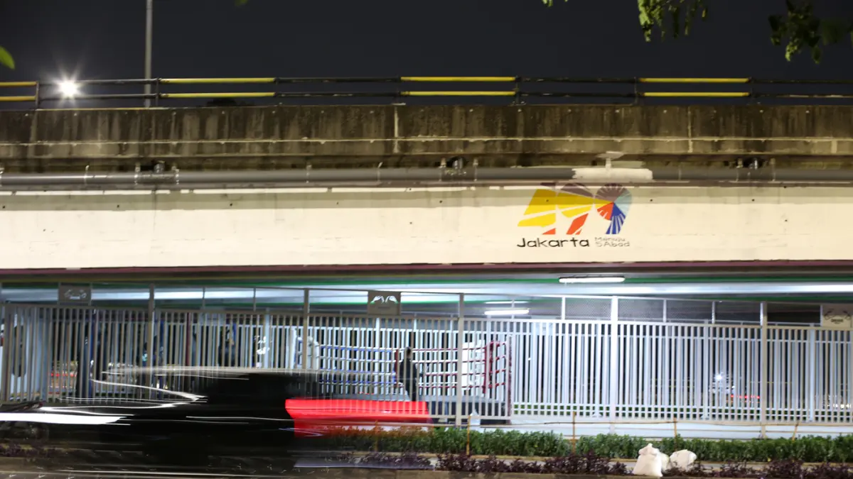 Warga berlatih tinju di kolongan flyover Pasar Rebo, Jakarta. (Dery Ridwansah/ JawaPos.com)