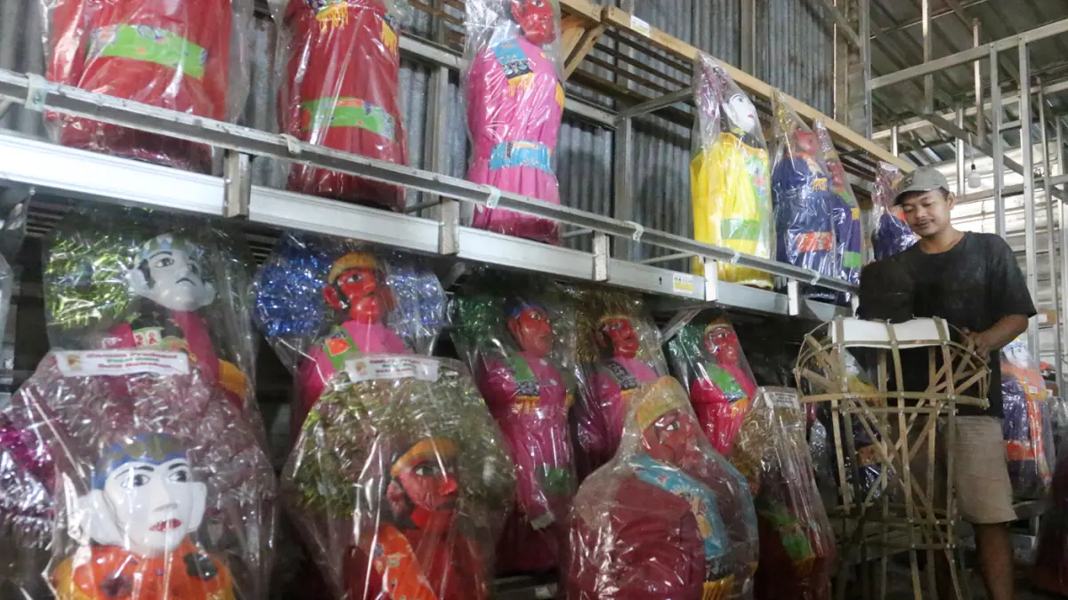 Kerjaninan Tangan ondel-ondel di rumah produksi ondel-ondel ASNR, Setu Babakan, Jakarta, Jumat (8/5/2026). (Dery Ridwansah/ JawaPos.com)