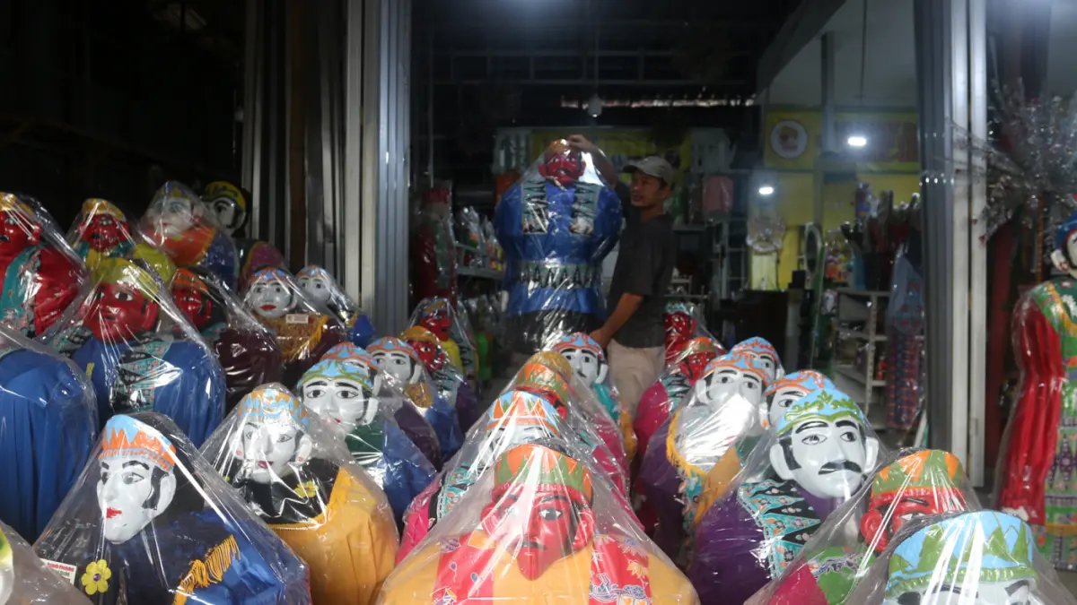 Kerjaninan Tangan ondel-ondel di rumah produksi ondel-ondel ASNR, Setu Babakan, Jakarta, Jumat (8/5/2026). (Dery Ridwansah/ JawaPos.com)
