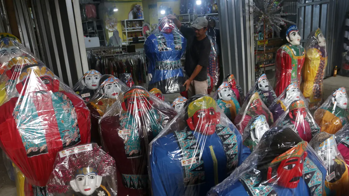 Kerjaninan Tangan ondel-ondel di rumah produksi ondel-ondel ASNR, Setu Babakan, Jakarta, Jumat (8/5/2026). (Dery Ridwansah/ JawaPos.com)