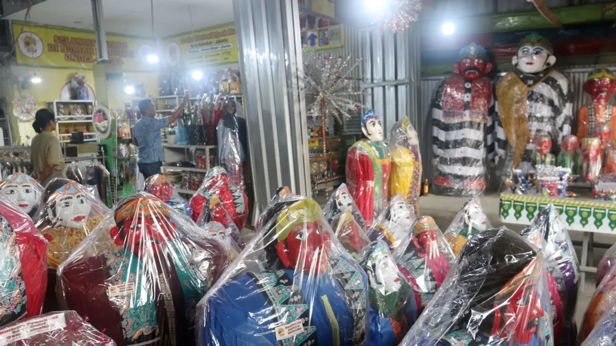 Kerjaninan Tangan ondel-ondel di rumah produksi ondel-ondel ASNR, Setu Babakan, Jakarta, Jumat (8/5/2026). (Dery Ridwansah/ JawaPos.com)