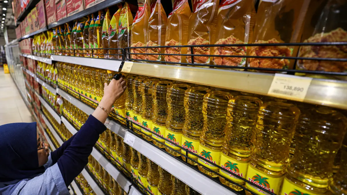 Pegawai menata minyak goreng di salah satu super market di Jakarta, Sabtu (9/5/2026). (Salman Toyibi/Jawa Pos)