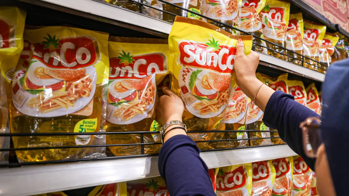 Pegawai menata minyak goreng di salah satu super market di Jakarta, Sabtu (9/5/2026). (Salman Toyibi/Jawa Pos)