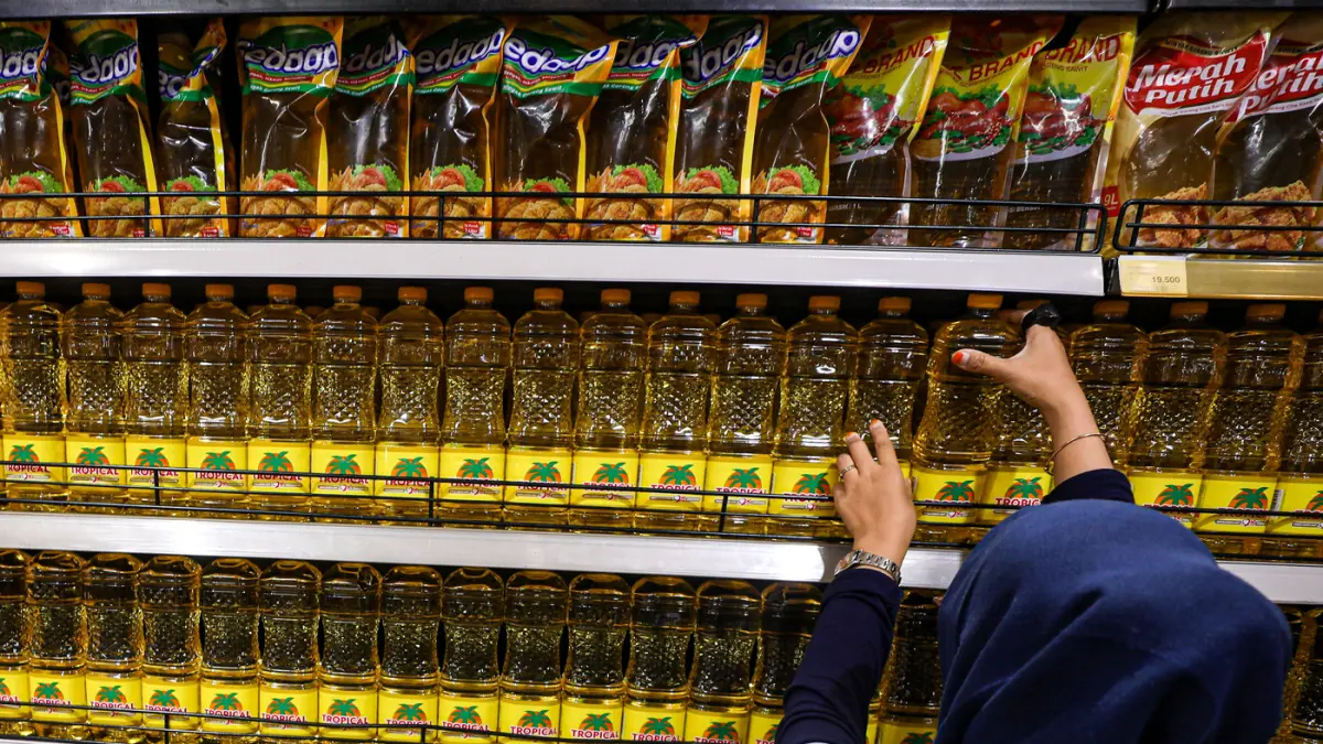 Pegawai menata minyak goreng di salah satu super market di Jakarta, Sabtu (9/5/2026). (Salman Toyibi/Jawa Pos)