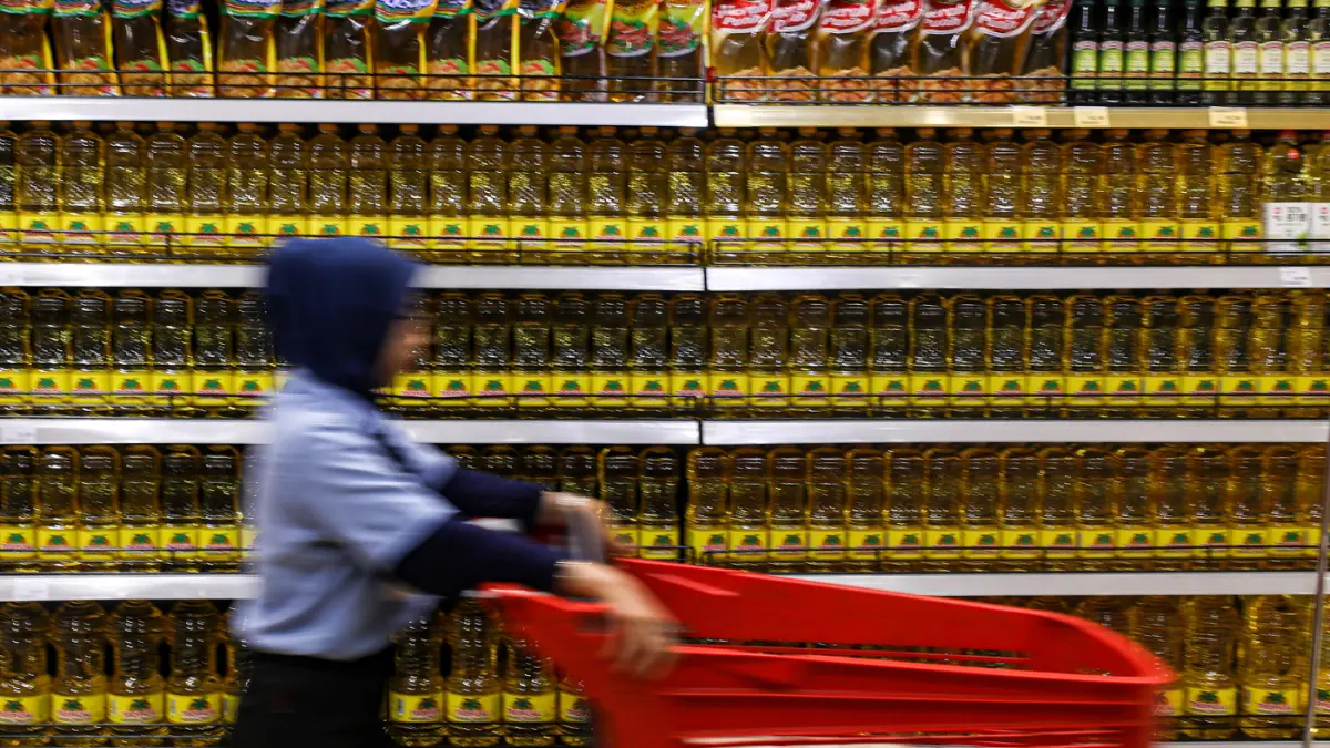 Pegawai menata minyak goreng di salah satu super market di Jakarta, Sabtu (9/5/2026). (Salman Toyibi/Jawa Pos)