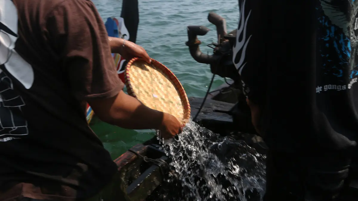 Prosesi larungan sebagai wujud syukur atas hasil Laut Jawa, Minggu (10/5/2026). (Nur Chamim/Jawa Pos Radar Semarang)