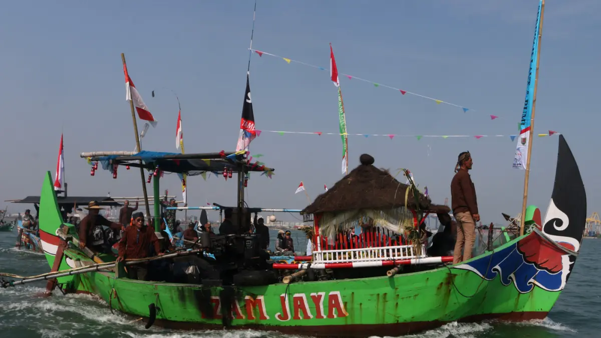 Prosesi larungan sebagai wujud syukur atas hasil Laut Jawa, Minggu (10/5/2026). (Nur Chamim/Jawa Pos Radar Semarang)
