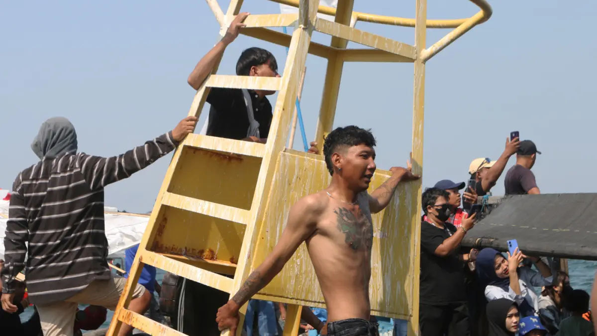 Prosesi larungan sebagai wujud syukur atas hasil Laut Jawa, Minggu (10/5/2026). (Nur Chamim/Jawa Pos Radar Semarang)