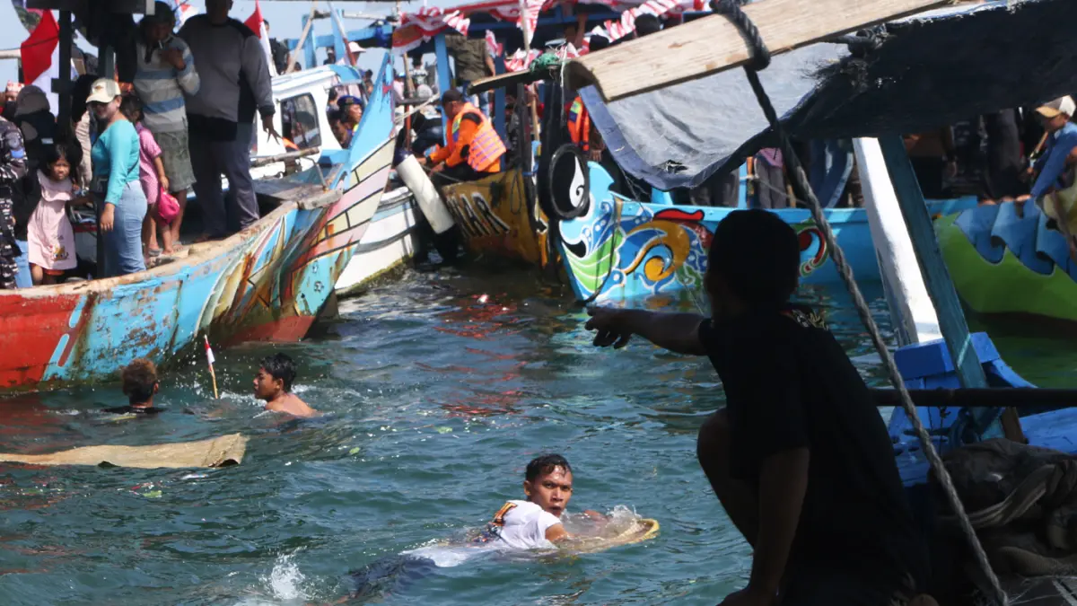 Prosesi larungan sebagai wujud syukur atas hasil Laut Jawa, Minggu (10/5/2026). (Nur Chamim/Jawa Pos Radar Semarang)