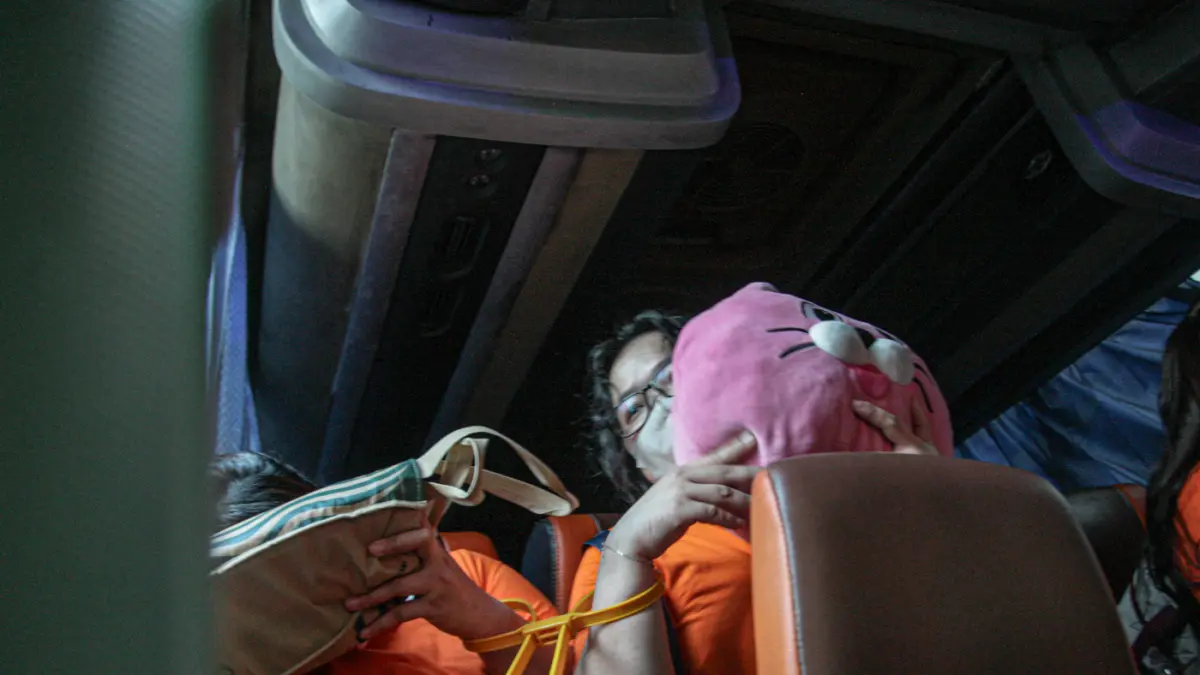 Sejumlah tersangka judi online (judol) dikawal ketat oleh aparat Kepolisian keluar dari Hayam Wuruk Tower, Jakarta, Minggu (10/05/2026). (Hanung Hambara/Jawa Pos)