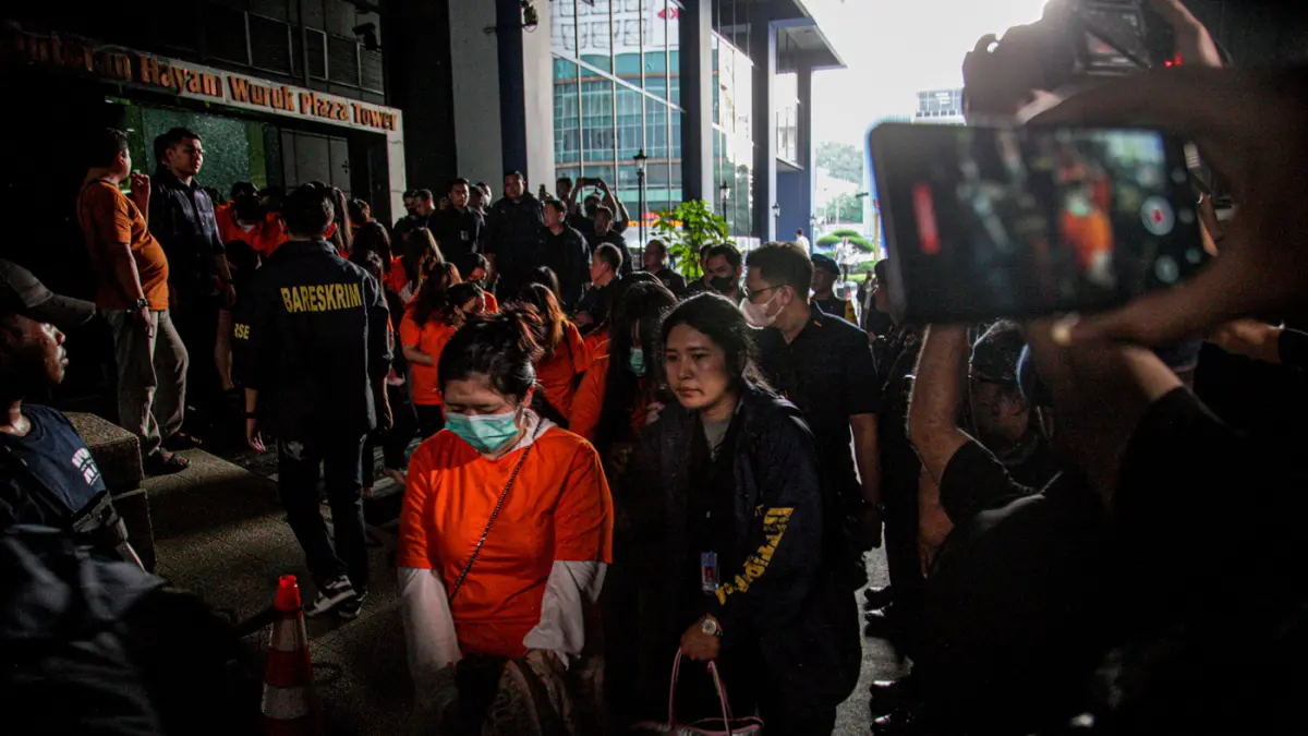 Sejumlah tersangka judi online (judol) dikawal ketat oleh aparat Kepolisian keluar dari Hayam Wuruk Tower, Jakarta, Minggu (10/05/2026). (Hanung Hambara/Jawa Pos)