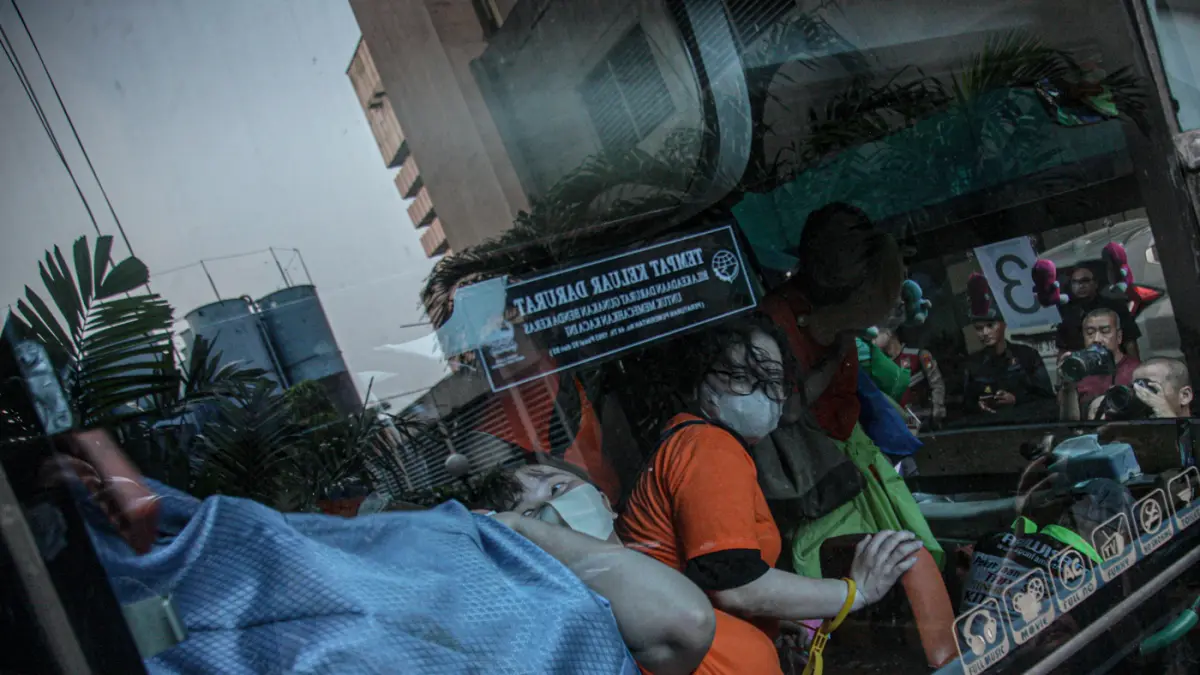 Sejumlah tersangka judi online (judol) dikawal ketat oleh aparat Kepolisian keluar dari Hayam Wuruk Tower, Jakarta, Minggu (10/05/2026). (Hanung Hambara/Jawa Pos)