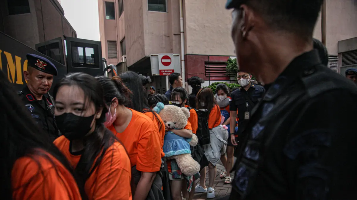 Sejumlah tersangka judi online (judol) dikawal ketat oleh aparat Kepolisian keluar dari Hayam Wuruk Tower, Jakarta, Minggu (10/05/2026). (Hanung Hambara/Jawa Pos)