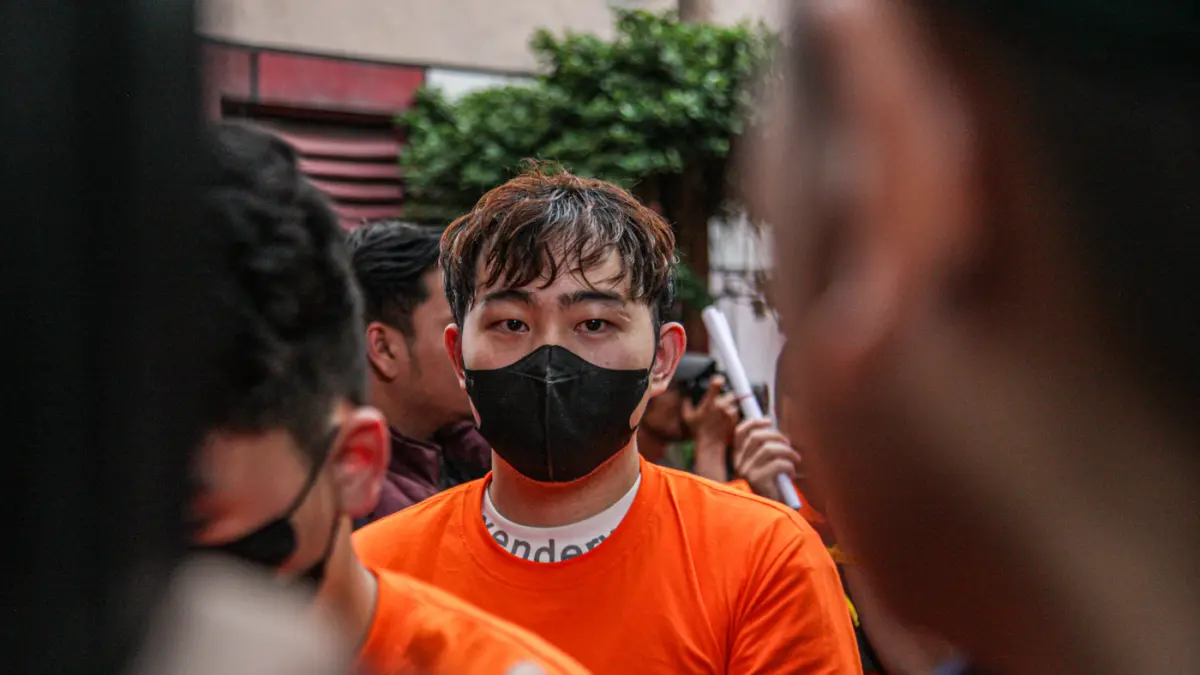 Sejumlah tersangka judi online (judol) dikawal ketat oleh aparat Kepolisian keluar dari Hayam Wuruk Tower, Jakarta, Minggu (10/05/2026). (Hanung Hambara/Jawa Pos)