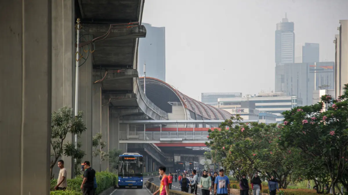 Sejumlah warga berolahraga pagi di ruas jalan Rasuna Sadi, Jakarta, Minggu (10/05/2026). (Hanung Hambara/Jawa Pos)